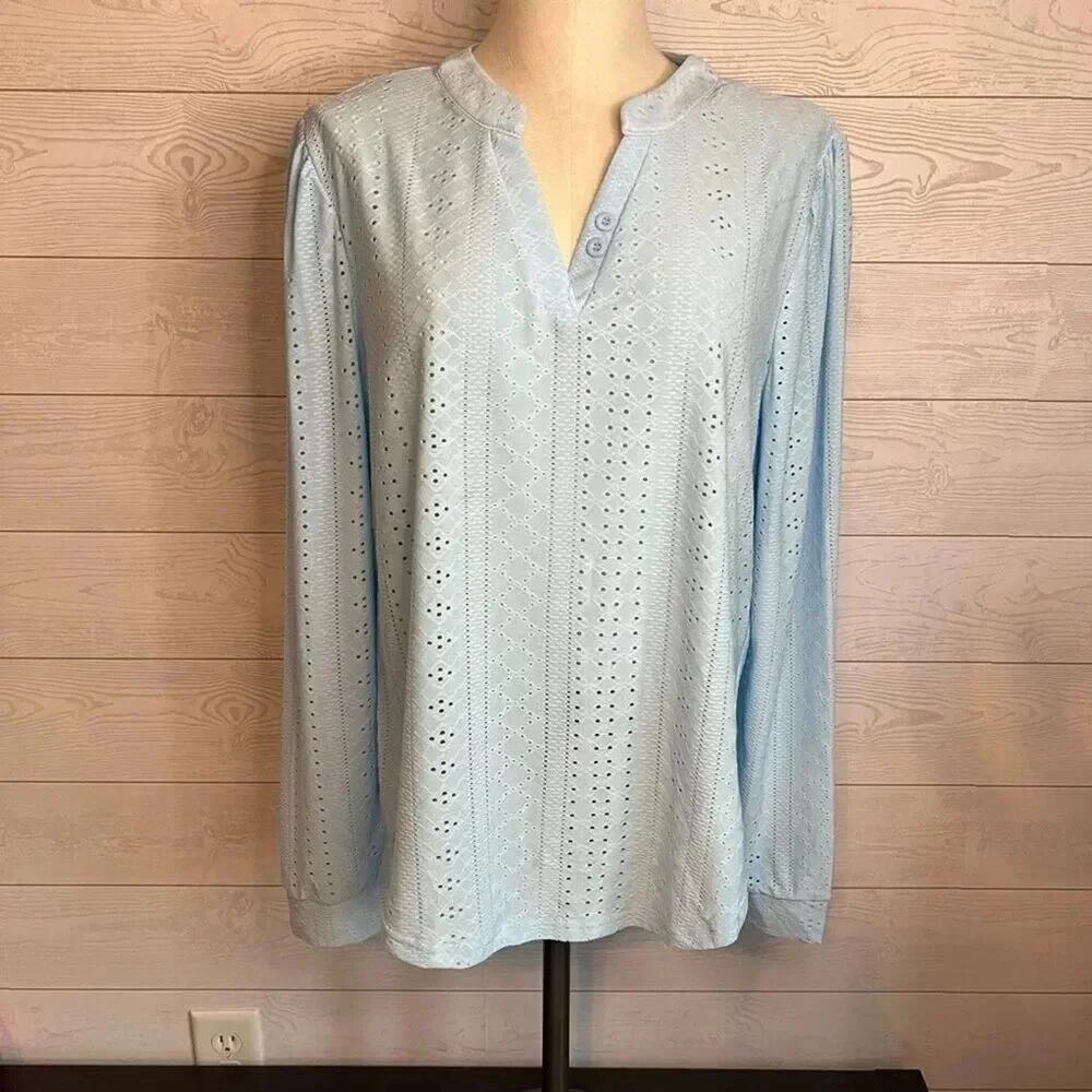 Zolucky NWT light blue V-neck eyelet tunic Size XL